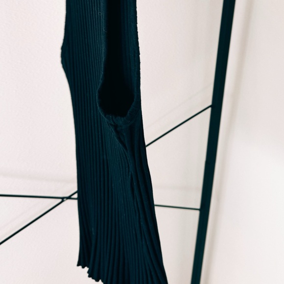 Ribbed, sleeveless turtleneck - Picture 3 of 5